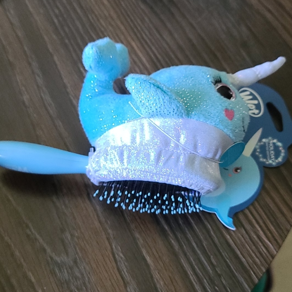 Wet brush baby shark.